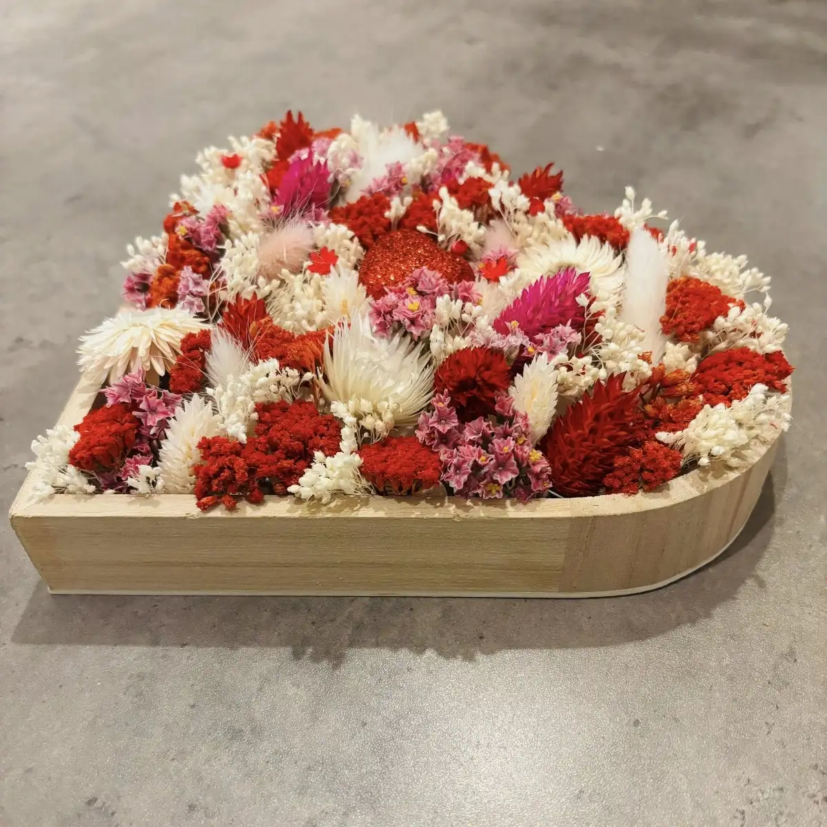 Coeur en bois décorer de fleurs sèches
