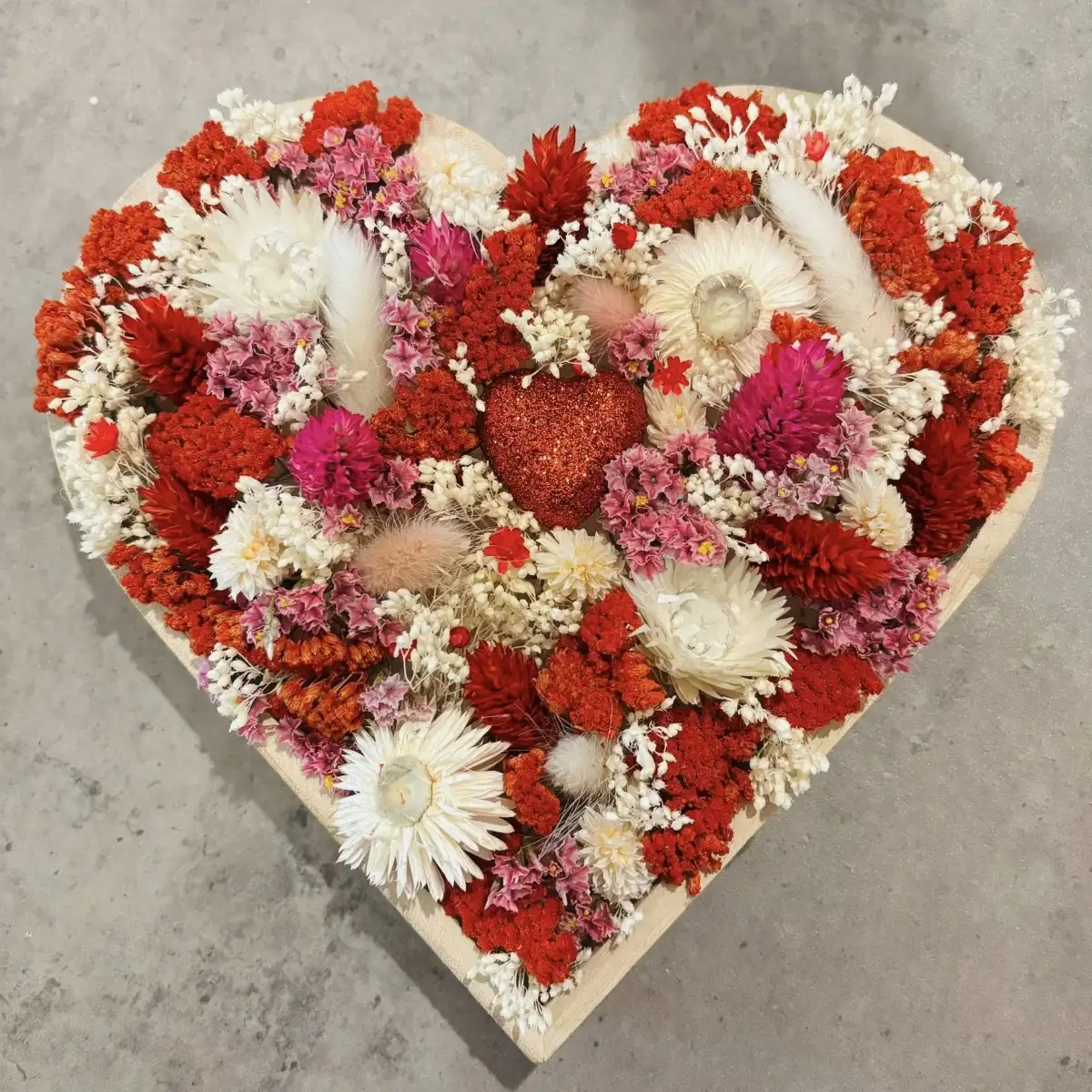 Coeur en bois décorer de fleurs sèches